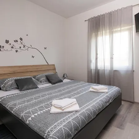 2 Bedroom Amazing In Holiday home Marcana