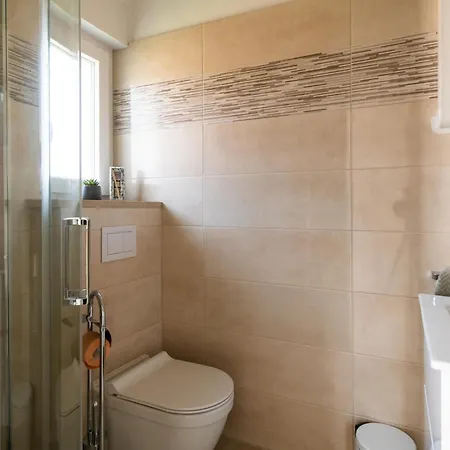 2 Bedroom Amazing In Holiday home