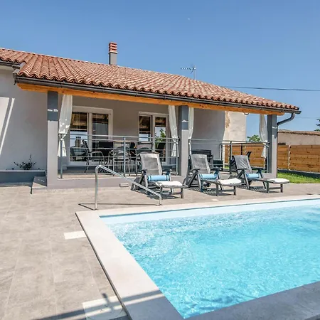 2 Bedroom Amazing In Holiday home